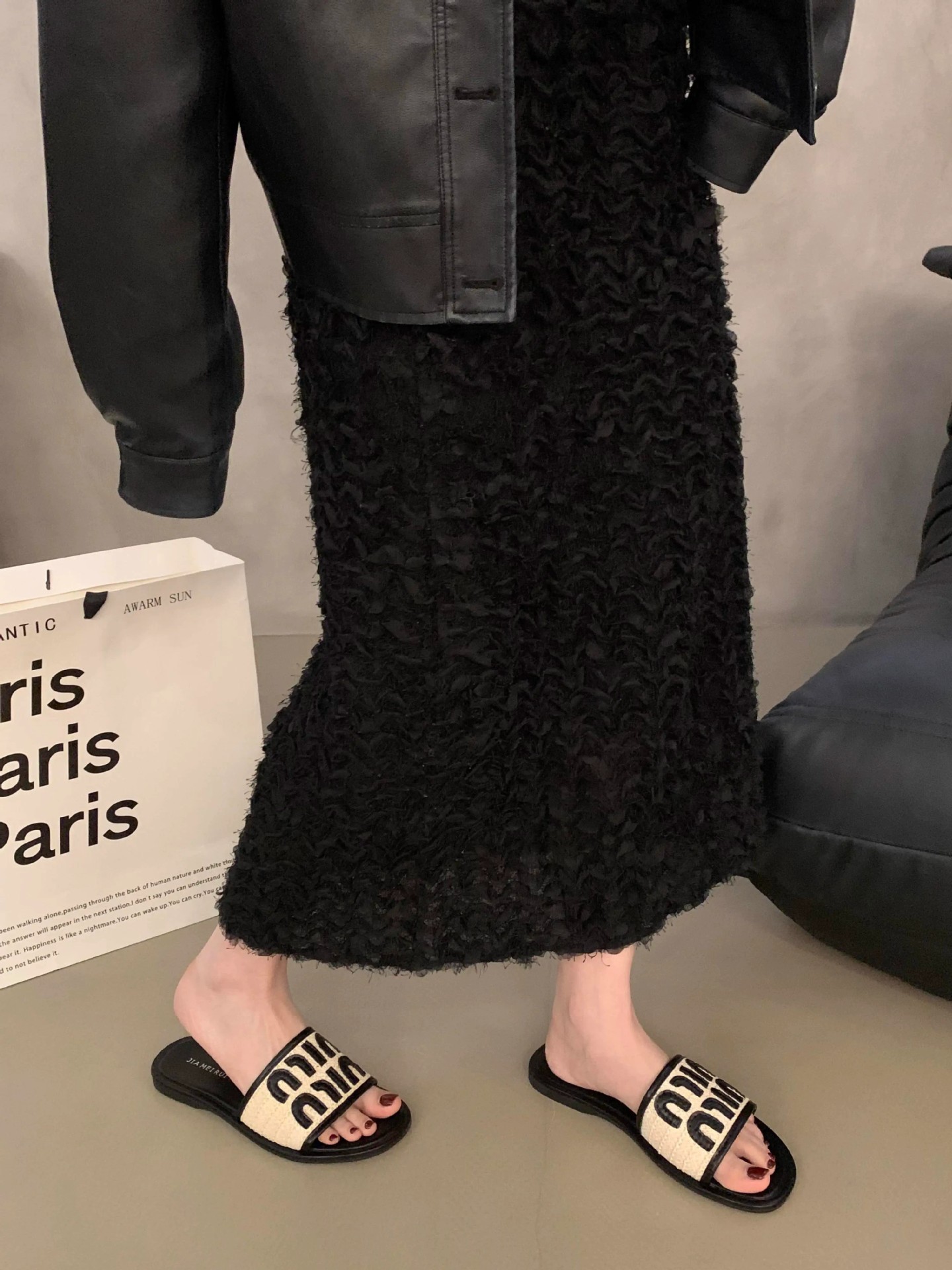 2025 Women's outdoor flat slip - on sandals in the elegant Chanel - style for summer suitable for wearing to the beach pairing with dresses one -