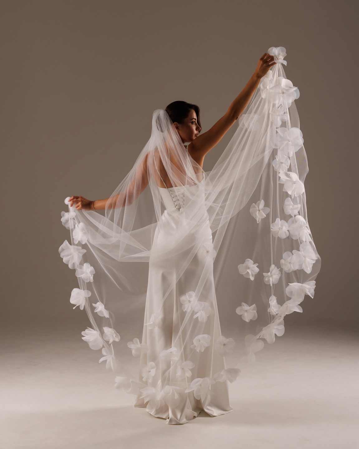 Elegant Tulle Wedding Veils Chapel Veils Headdress Women White Ivory One-Layer Bridal Veil Exquisite Length Wedding Accessories Customized V3000