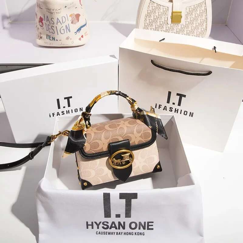 Trend Square for Women 2024 New Fashionable Rose Red Handheld Small Premium Single Shoulder Crossbody Bag
