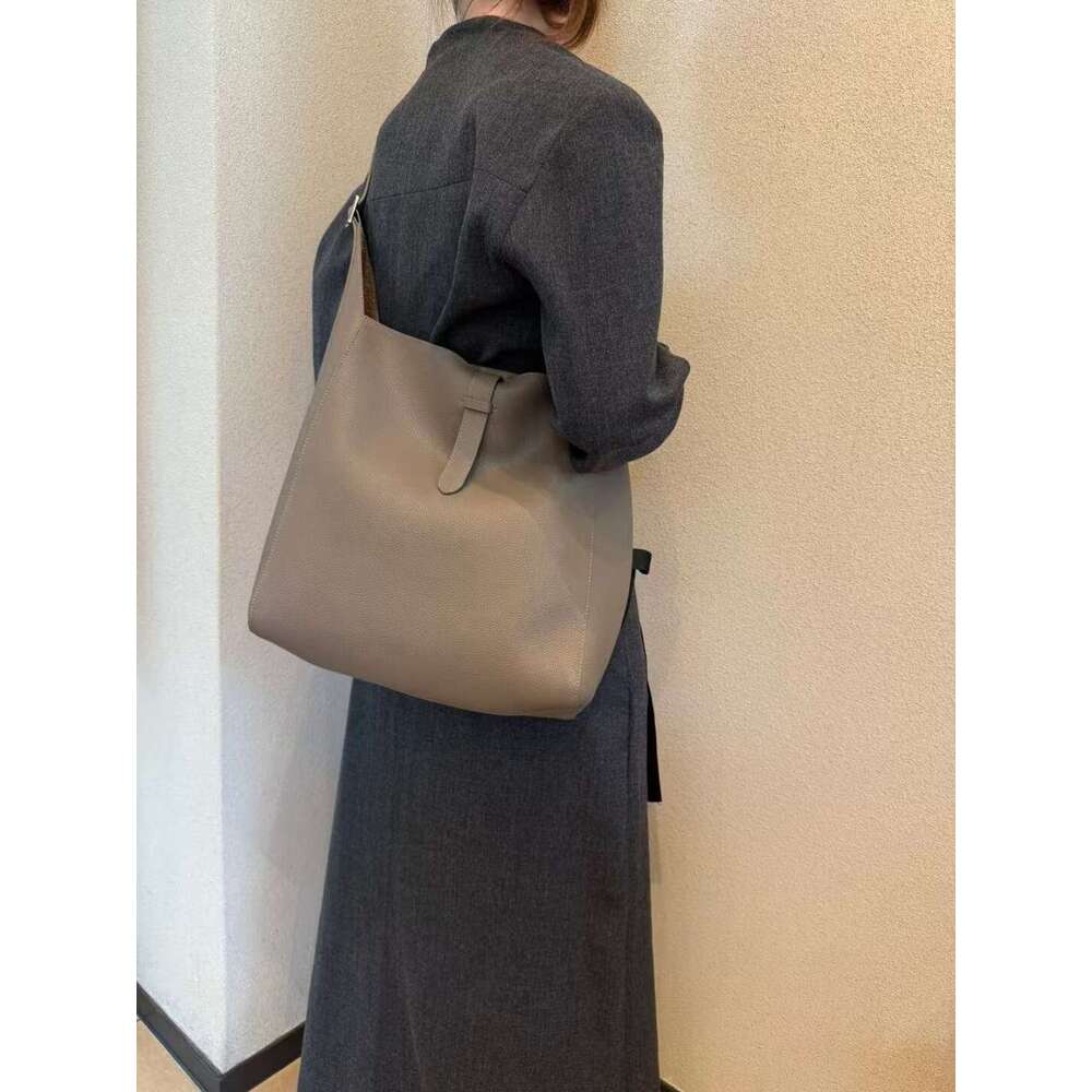 2025 New Black Hobo Underarm T Home Same Style Large Capacity Bucket Head Cover Leather Shoulder Bag Female