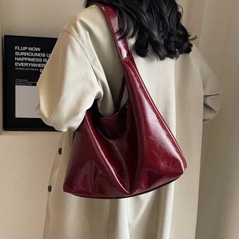Large Capacity Red Bag For Women 2025 New Texture Single Shoulder Tote Bags FAshion Versatile Casual Ladies HandbagsXJ250508