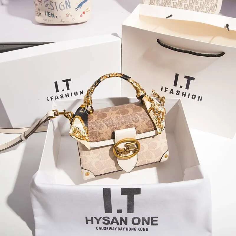 Trend Square for Women 2024 New Fashionable Rose Red Handheld Small Premium Single Shoulder Crossbody Bag