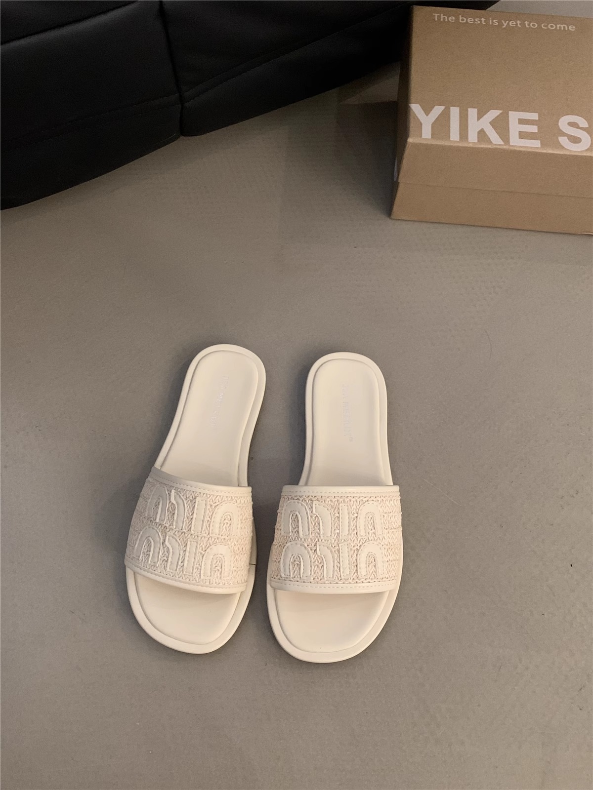 2025 Women's outdoor flat slip - on sandals in the elegant Chanel - style for summer suitable for wearing to the beach pairing with dresses one -