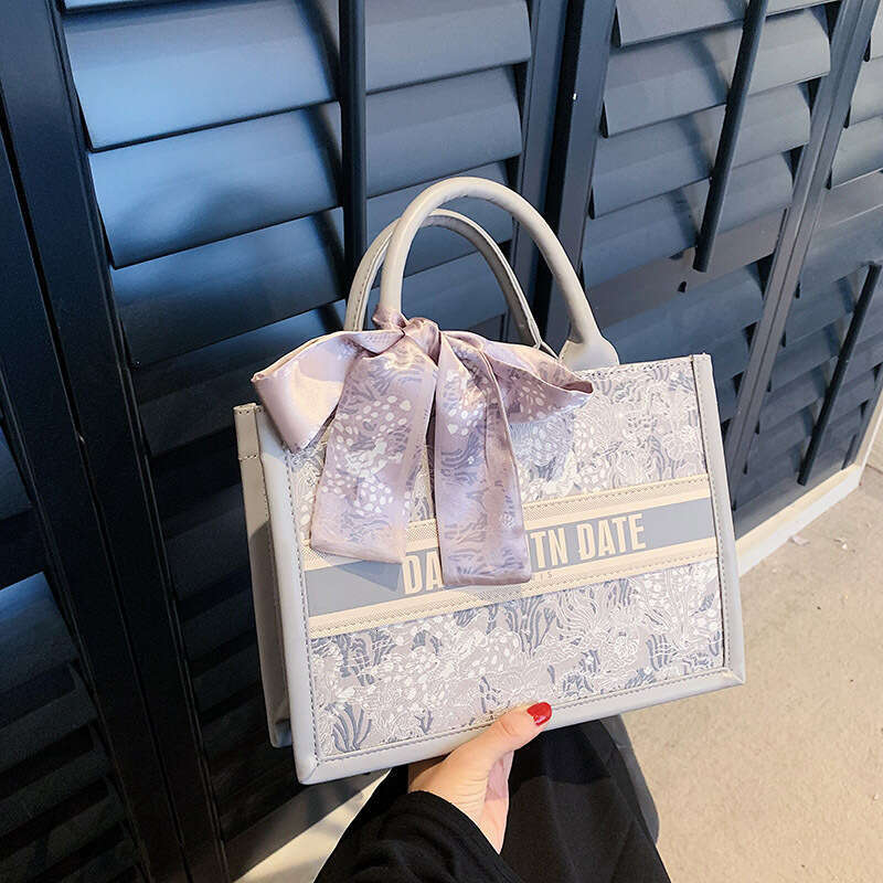 Large capacity embroidered tote for women, high-end texture, niche commuting handbag, single shoulder crossbody bag, leisure bag