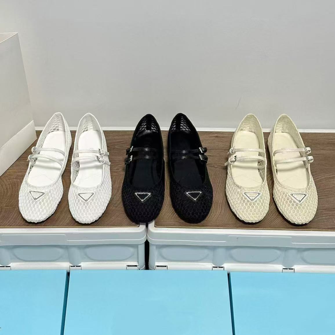 2025 Ballerina Fashion Flat Sandals Designer Women Shoes Metal Buckle Rivet Ballet Round Toe Breathable Mesh Flats 35-42