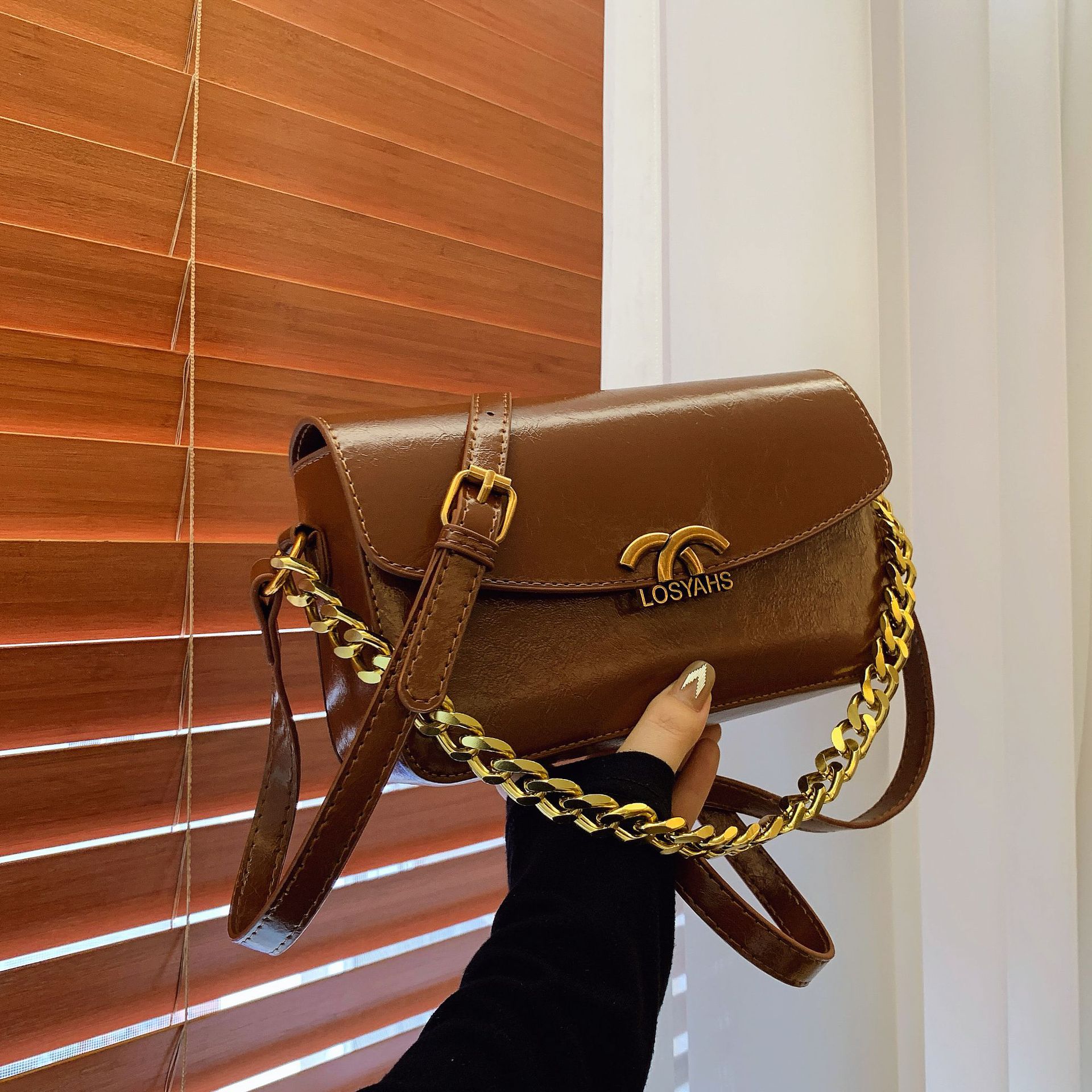 New niche, fashionable, simple and retro chain bag, small square bag, elegant and versatile crossbody bag