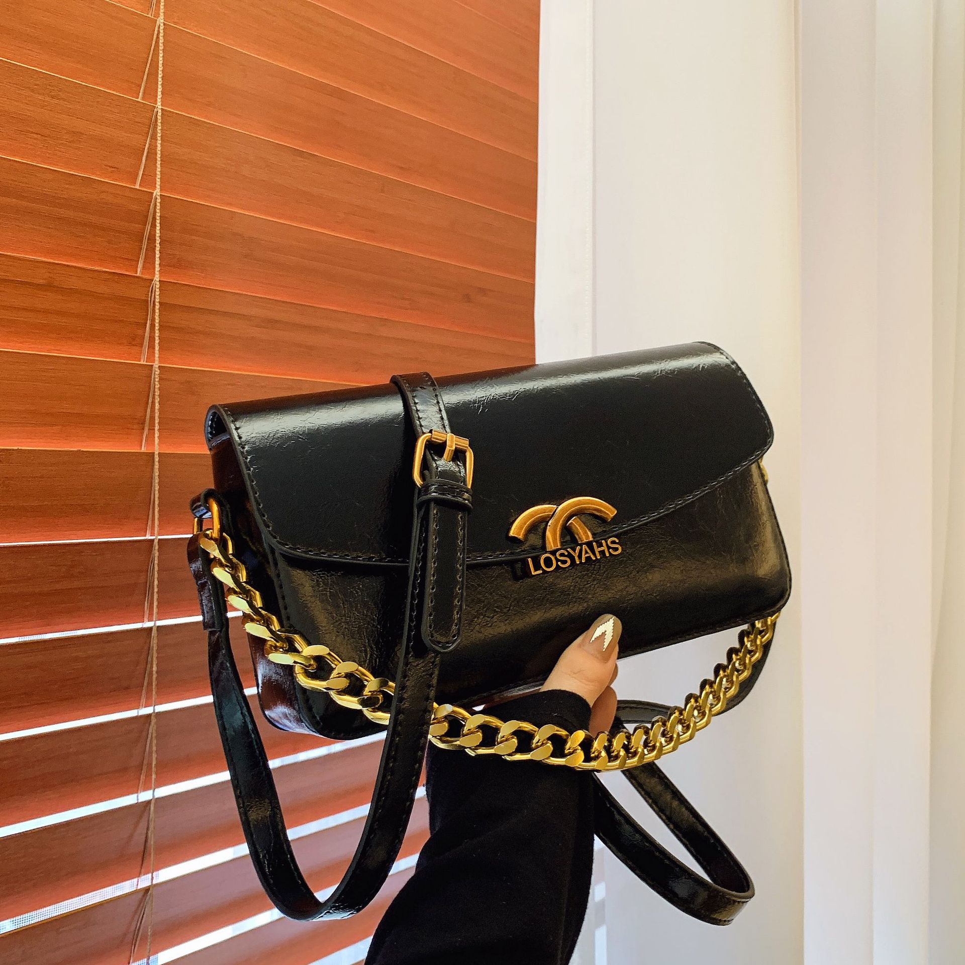 Hot Selling Compact Square Bag - Retro-Inspired Chain-Detailed Crossbody Purse, Timeless Minimalist Women's Bag