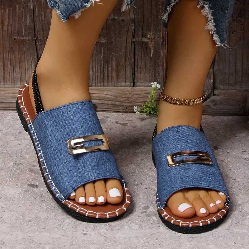 Womens casual beach luxury sandals lightweight summer new fashion outdoor flat sandals womens open toe anti slip designer shoes M250506