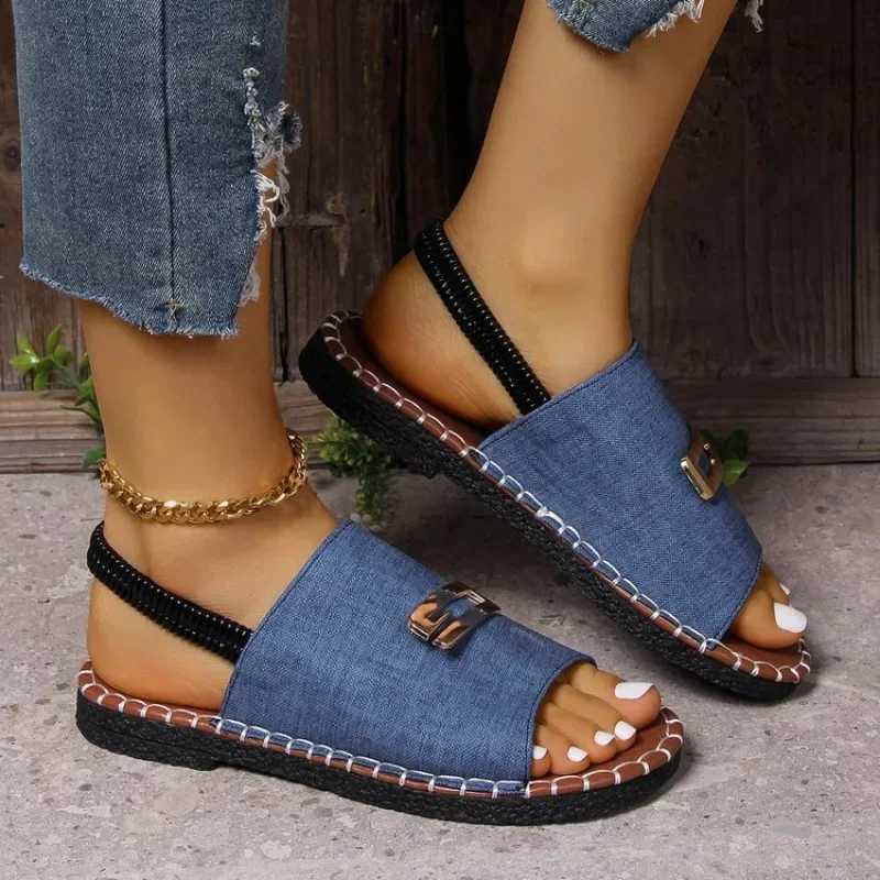 Womens casual beach luxury sandals lightweight summer new fashion outdoor flat sandals womens open toe anti slip designer shoes M250506
