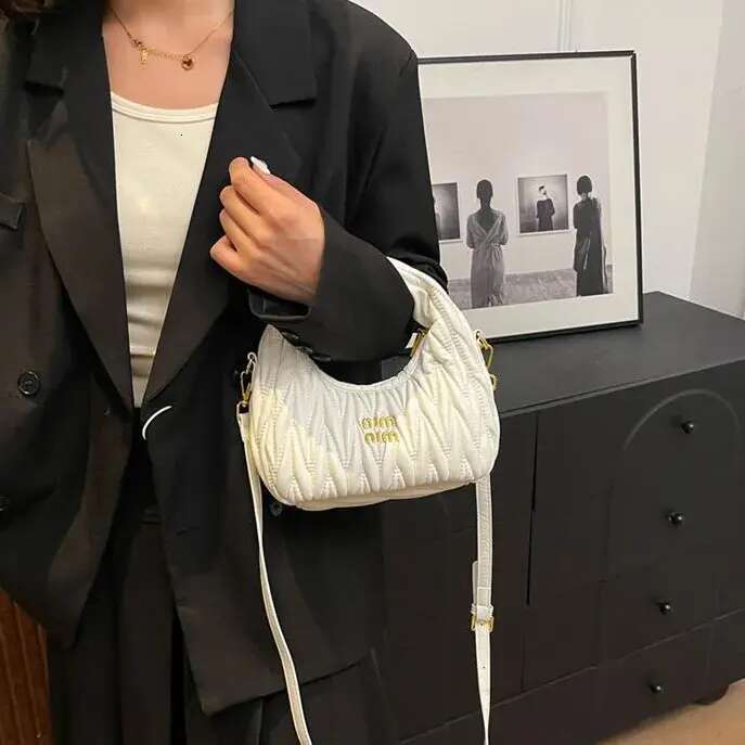 2025 now hot Free shipping designer shoulder bag for women summer new outdoor Red pink sier white Designer handbag