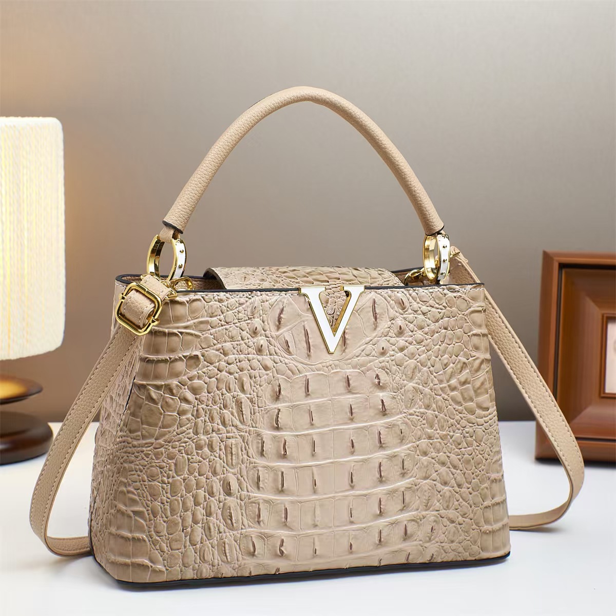 2025 Hot Selling Croc-Embossed Square Commuter Bag Designer Minimalist Shoulder Bag with Metallic V-Shaped Accents, Women's Chic Crossbody