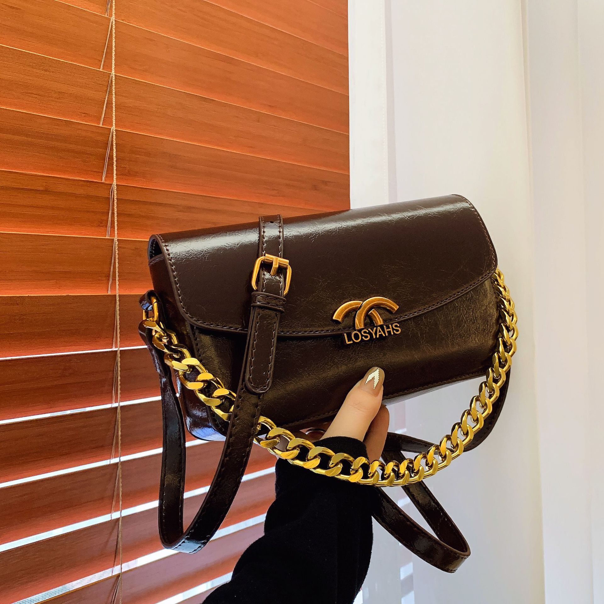 2025 Exclusive Vintage Chain-Strap Crossbody Bag - Minimalist Square Mini Purse with Retro Charm, Versatile Women's Shoulder Bag