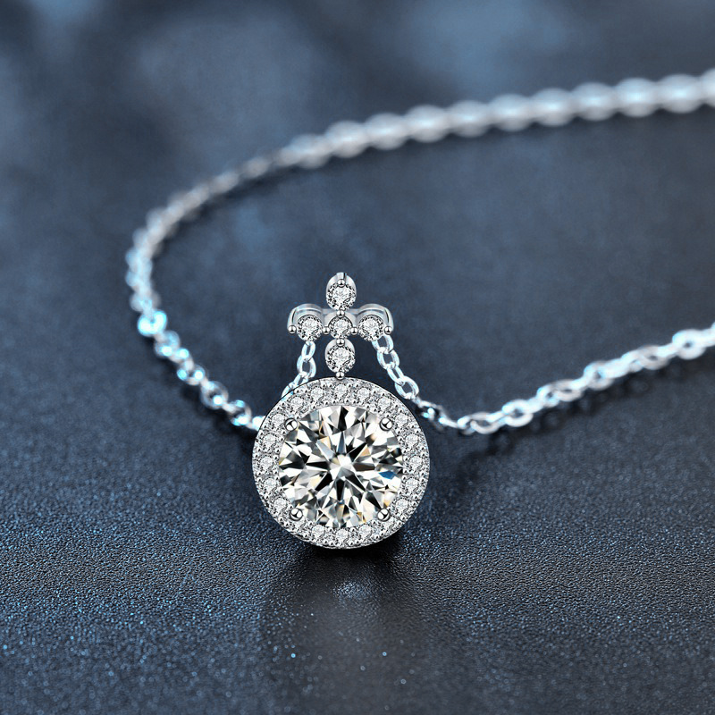 Luxury Moissanite Pendant Necklace with Four-Leaf Clover Design, S925 Sterling Silver, Round Halo Setting, Ideal for Gifts and Weddings