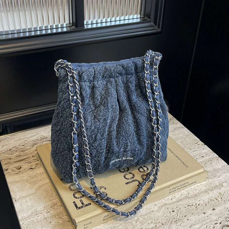 A solid color cloth bag shoulder bag, can be carried across body, fashion popular style, to meet the daily commute for women
