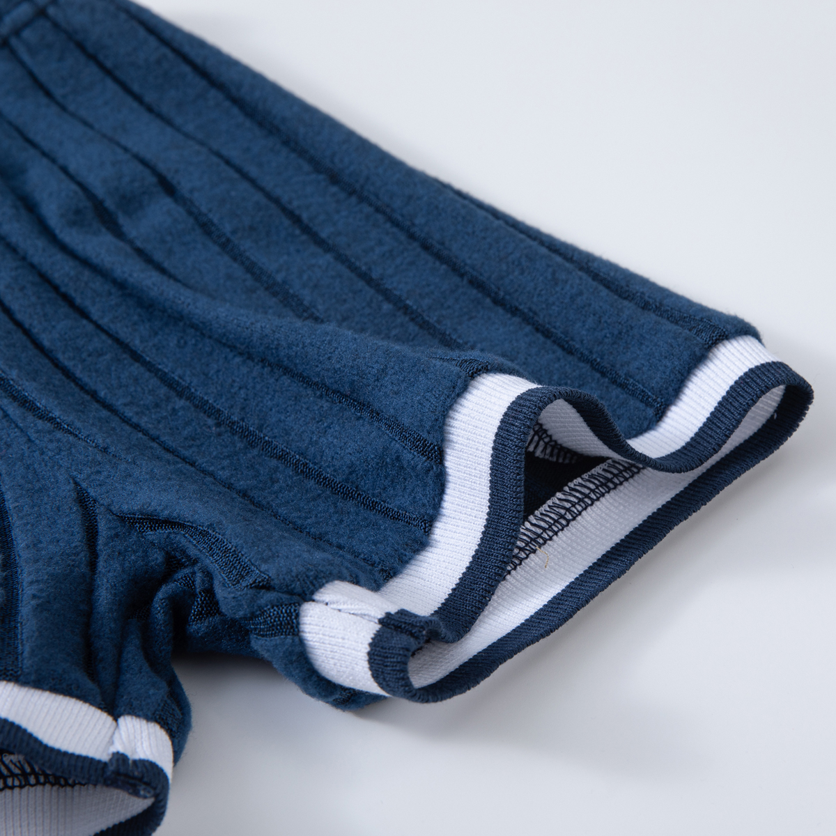 This boys' summer short-sleeve shorts set features a British-style neckline and ribbed design, making it suitable for both everyday wear and more