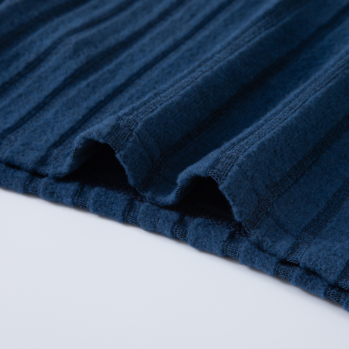 This boys' summer short-sleeve shorts set features a British-style neckline and ribbed design, making it suitable for both everyday wear and more