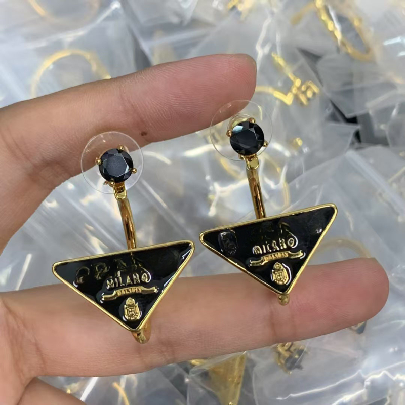 2025 new triangle designer earrings for women luxury classic design retro vintage 18k gold geometry stud earring with diamond letters ear rings jewelry wholesale