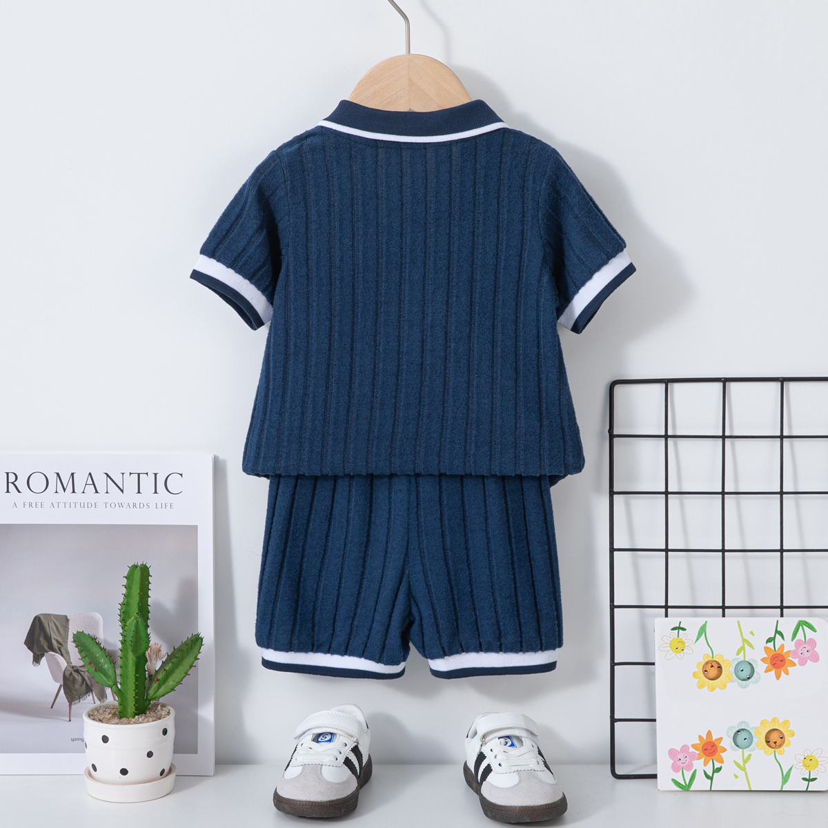 This boys' summer short-sleeve shorts set features a British-style neckline and ribbed design, making it suitable for both everyday wear and more