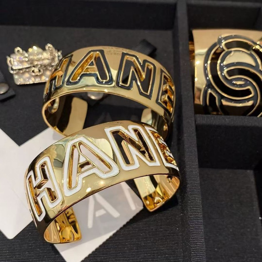 Designer bracelets designer for women solid colour design revoe wide version bracelet Christmas jewelry optional gift box very good 2025