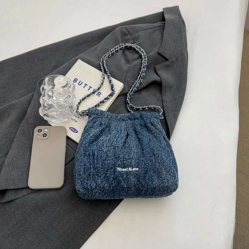 A solid color cloth bag shoulder bag, can be carried across body, fashion popular style, to meet the daily commute for women