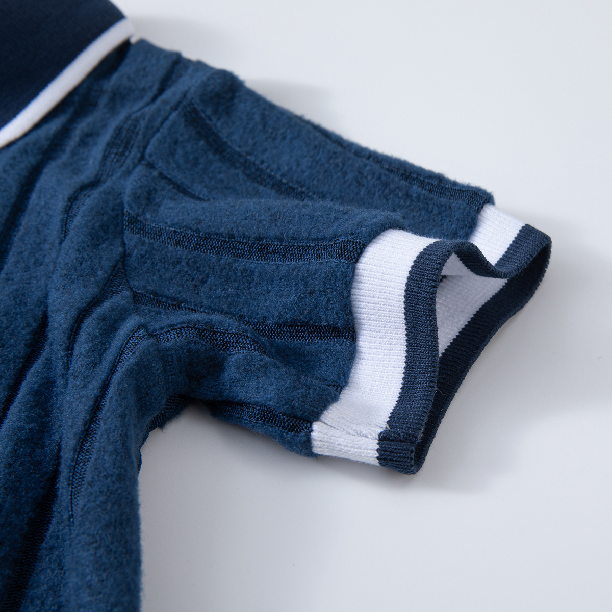 This boys' summer short-sleeve shorts set features a British-style neckline and ribbed design, making it suitable for both everyday wear and more