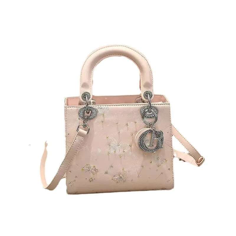 New hand-held crossbody commuting hand-carrying bag