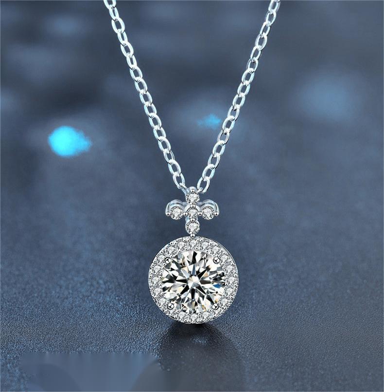 Luxury Moissanite Pendant Necklace with Four-Leaf Clover Design, S925 Sterling Silver, Round Halo Setting, Ideal for Gifts and Weddings