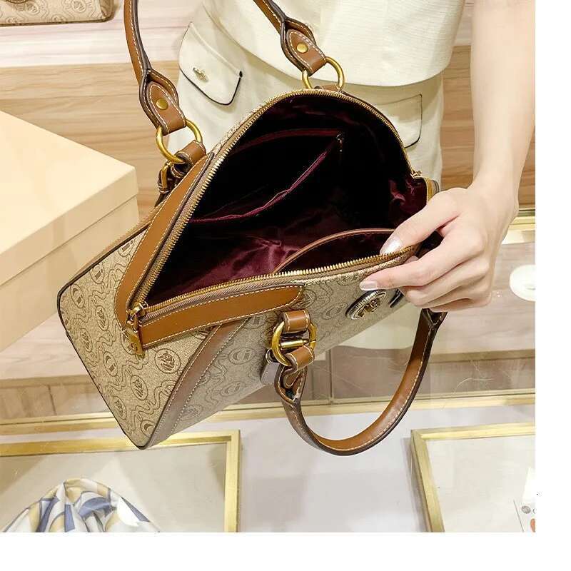 Women's handbag light 2025 autumn and winter new item large capacity retro high-end designer shoulder crossbody bag