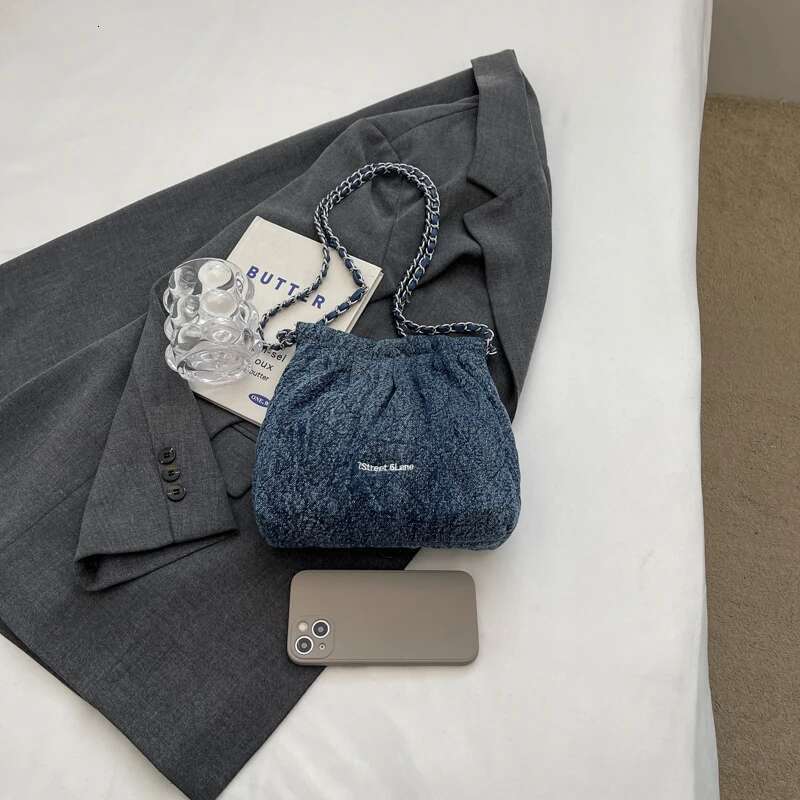 A solid color cloth bag shoulder bag, can be carried across body, fashion popular style, to meet the daily commute for women