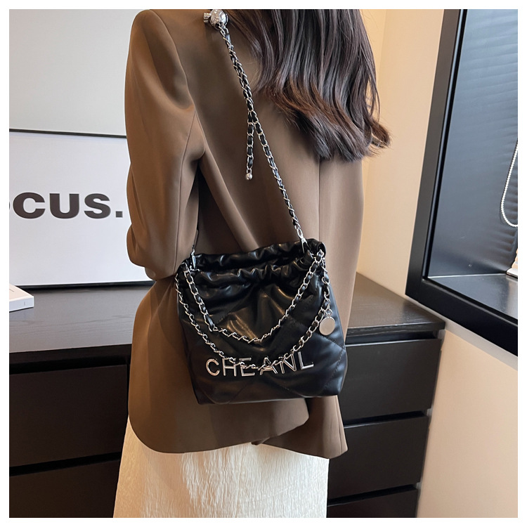 Small Chanel - style diamond - patterned chain - strap bags for women new trendy and stylish texture tote bags and large - capacity bucket bags in sum