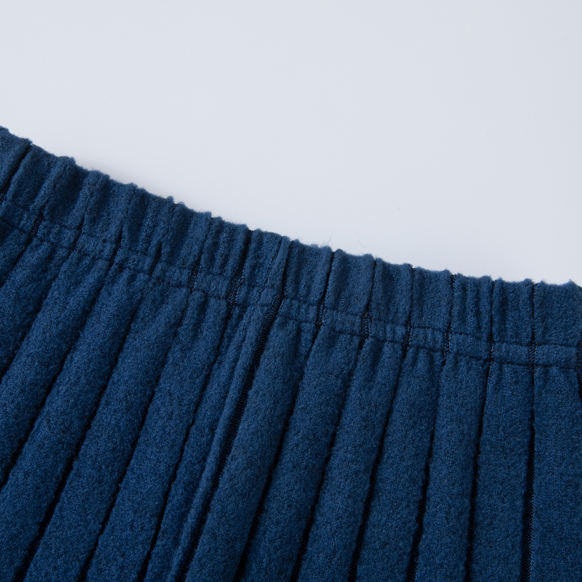 This boys' summer short-sleeve shorts set features a British-style neckline and ribbed design, making it suitable for both everyday wear and more