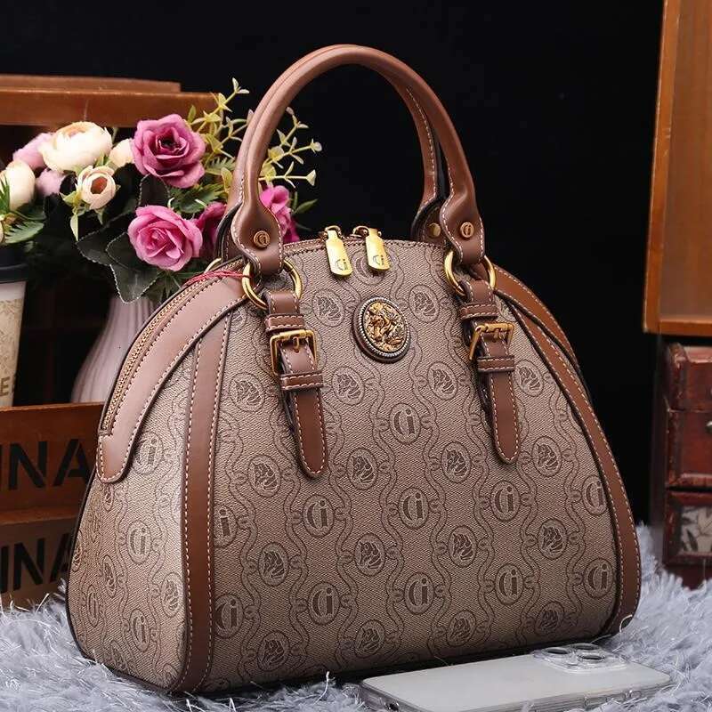 Women's handbag light 2025 autumn and winter new item large capacity retro high-end designer shoulder crossbody bag