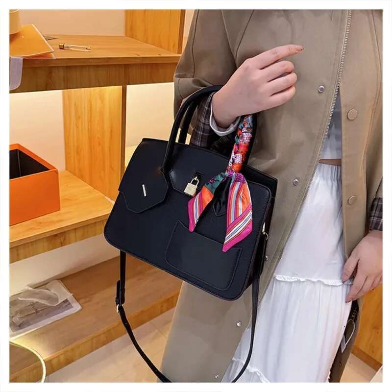 The 2025 Popular Vegetarian Kelly Three-in-one Convertible Tote and Crossbody Bag, A Unique Work To Party Bag