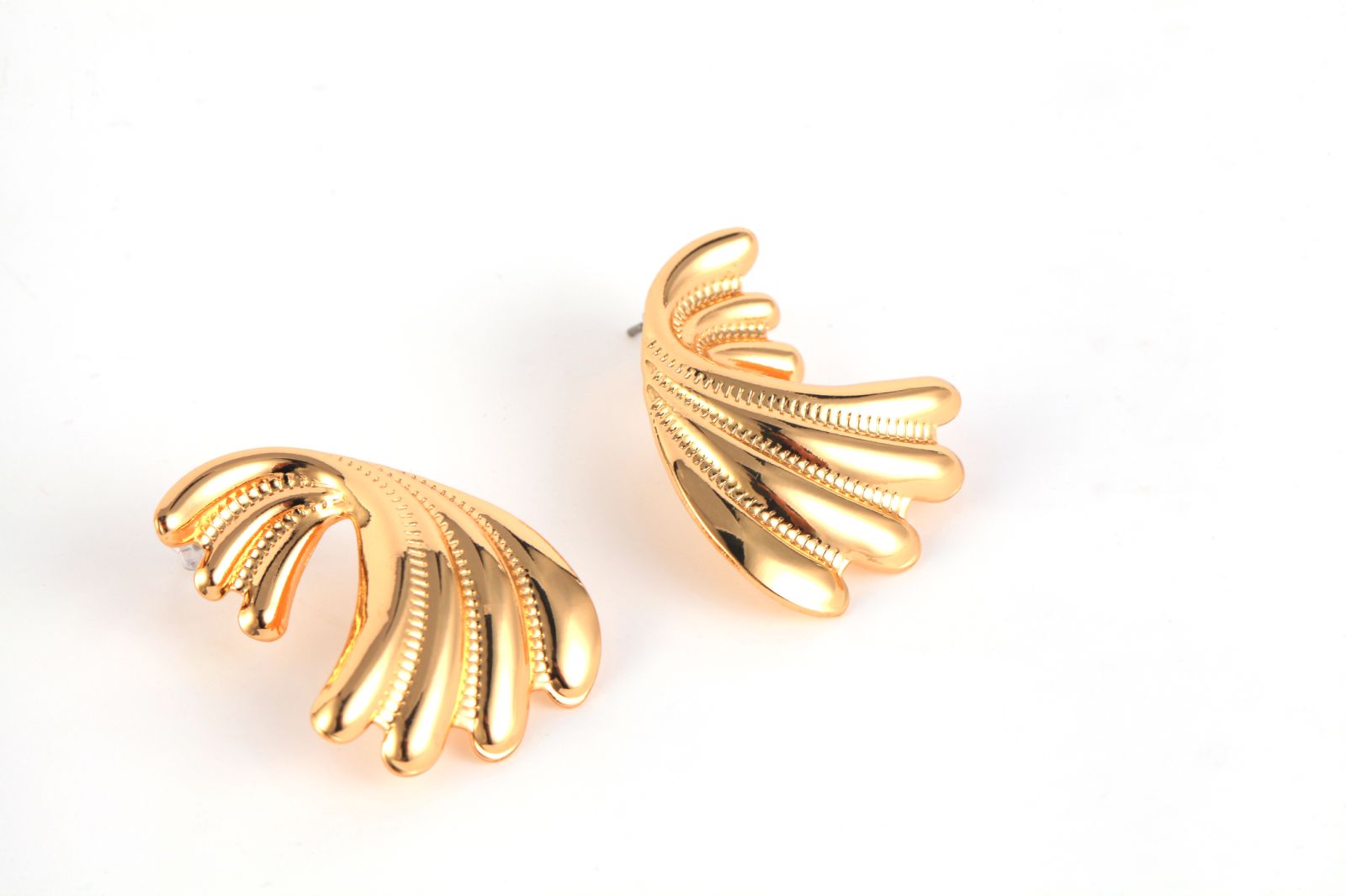 Large Curved Design Vintage Style Gold-Tone Wing Clip Earrings Daily wear is very fashionable