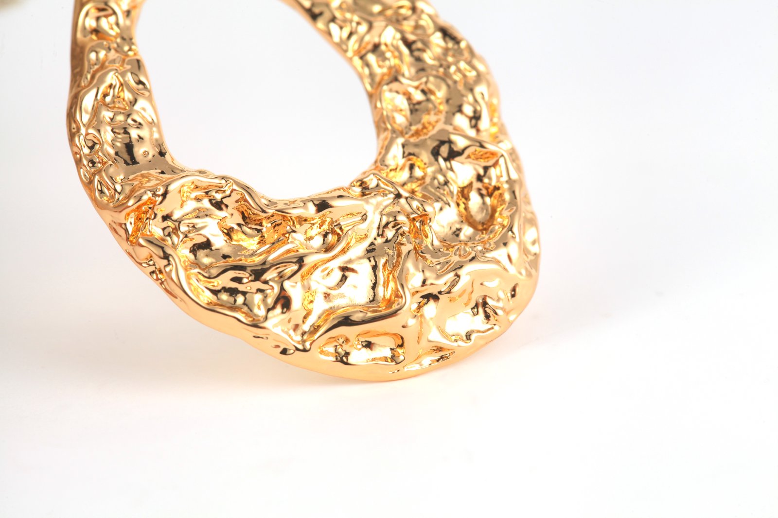 Oval Dangle Design Hammered Metal Finish Textured Gold Drop Earrings a wide variety of styles Design inspired earrings without collision