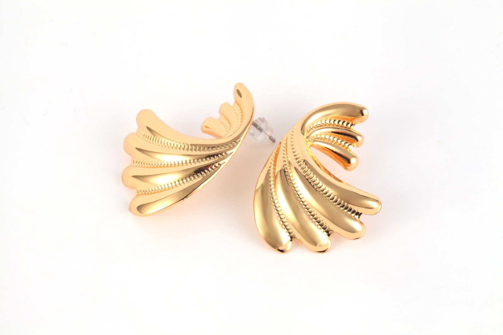 Large Curved Design Vintage Style Gold-Tone Wing Clip Earrings Daily wear is very fashionable