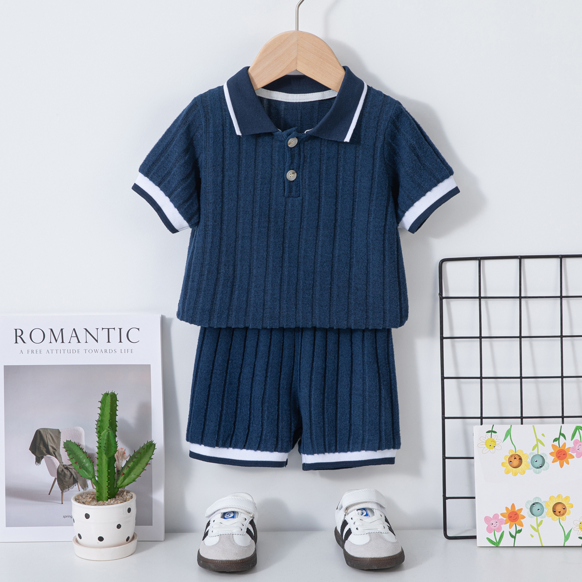 This boys' summer short-sleeve shorts set features a British-style neckline and ribbed design, making it suitable for both everyday wear and more