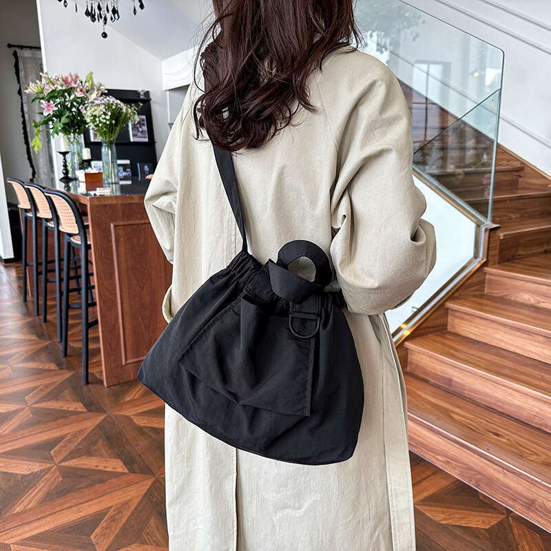 Singapore's new dumpling foldable portable soft nylon handbag for men and women, large capacity crossbody bag