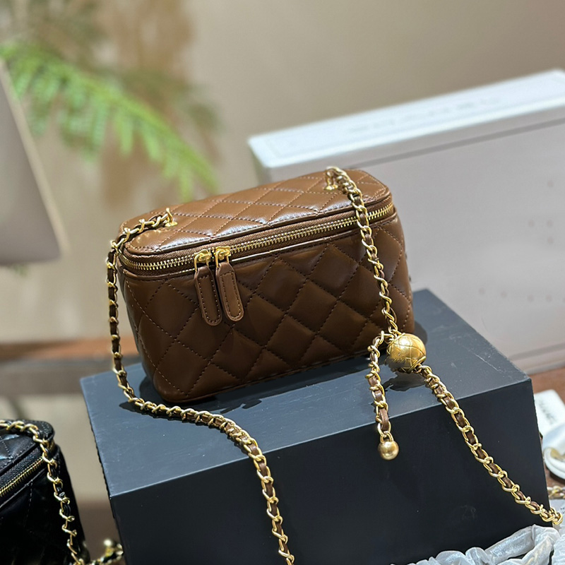 Luxury Women Designer Makeup Bag With Mirror Girls Cosmetic Shoulder Bag Gold Ball Matelasse Chain with Sheepskin Leather Cross Body Bag Zipper Vanity Purse 17cm