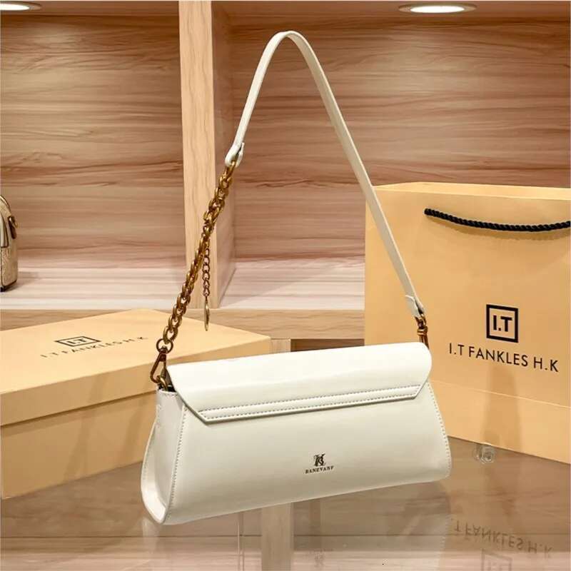 Light brand women's baguette armpit bag 2025 new design, high-end spring and summer single shoulder crossbody bag, chain