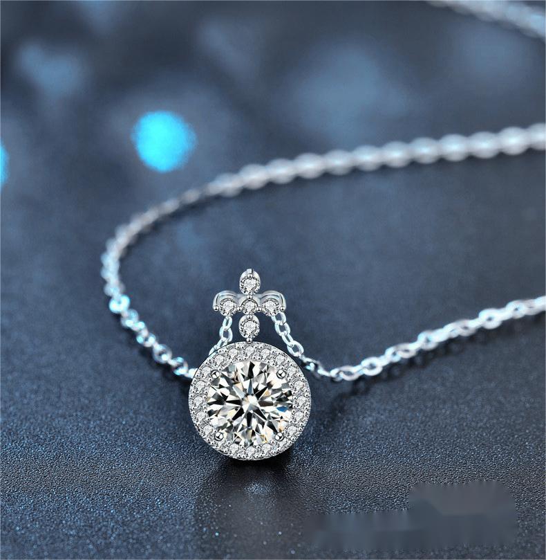 Luxury Moissanite Pendant Necklace with Four-Leaf Clover Design, S925 Sterling Silver, Round Halo Setting, Ideal for Gifts and Weddings