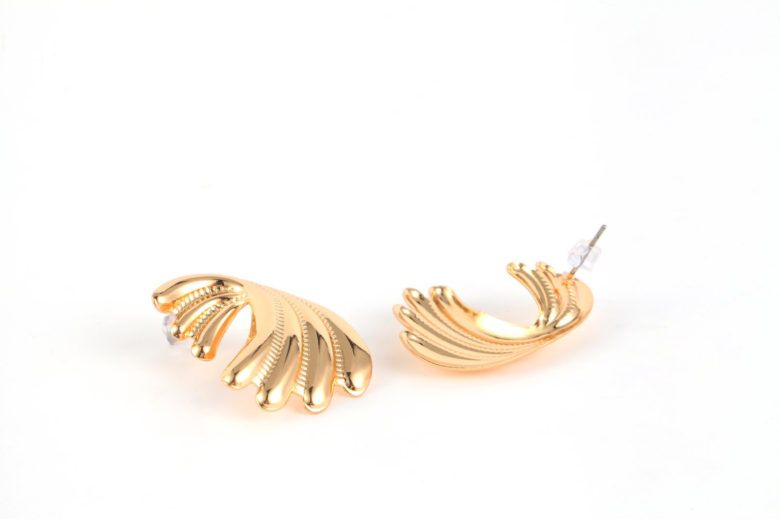 Large Curved Design Vintage Style Gold-Tone Wing Clip Earrings Daily wear is very fashionable