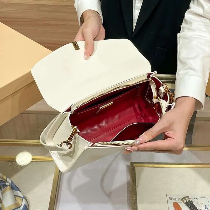 Light brand women's baguette armpit bag 2025 new design, high-end spring and summer single shoulder crossbody bag, chain