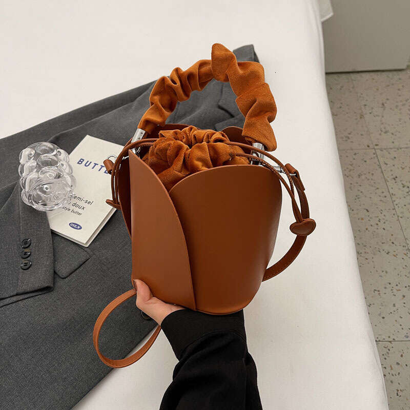 Dinner Bag Dinner Bag Flower Petal Women S New Red Wedding Niche Design Vegetable Basket Bucket Bag Fashionable One Shoulder Crossbody Bag KQ KQ