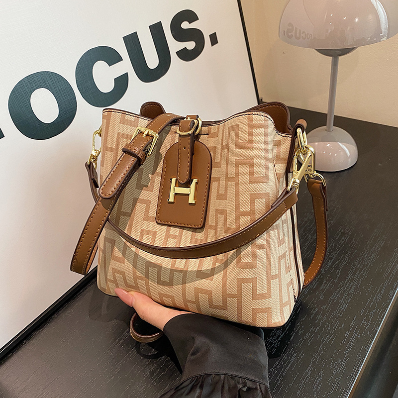 New Korean printed temperament large capacity multi compartment bucket bag versatile and fashionable temperament single shoulder crossbody bag