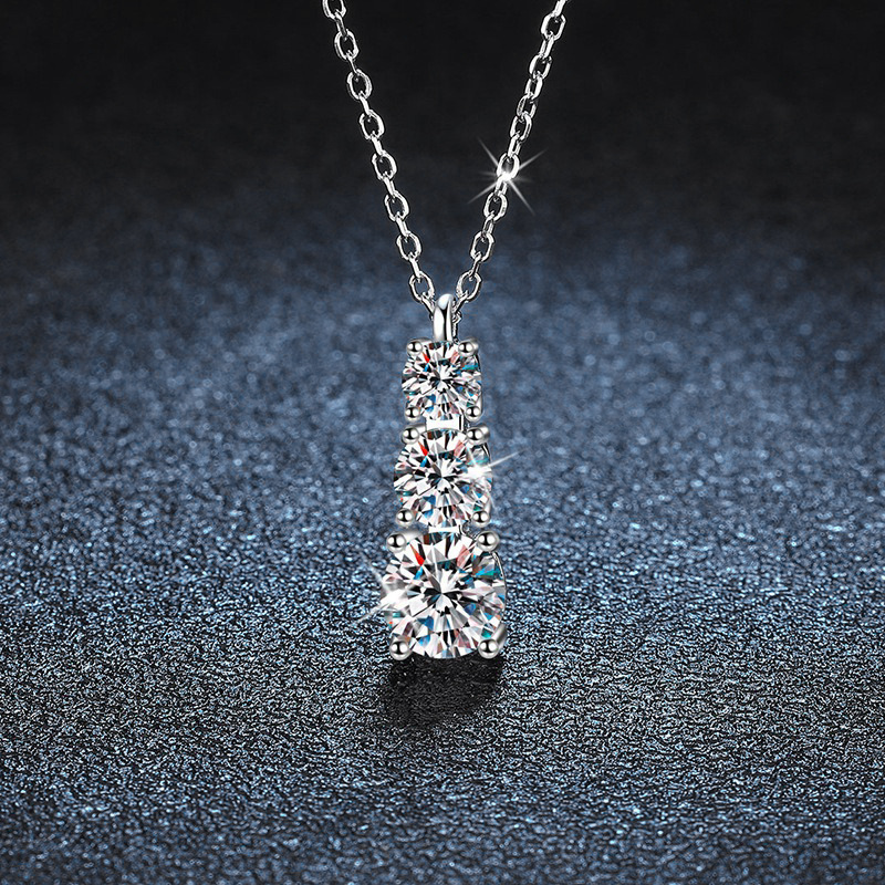 Sophisticated Ladies' Moissanite-Inlaid Collar Chain Accessory Made of High-Quality 925 Sterling
