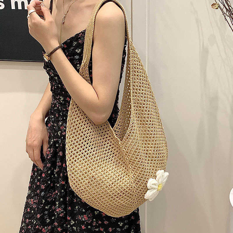 This year's popular trend is the versatile lazy style, small and fresh Instagram woven bag, large capacity hollow out lightweight travel shoulder
