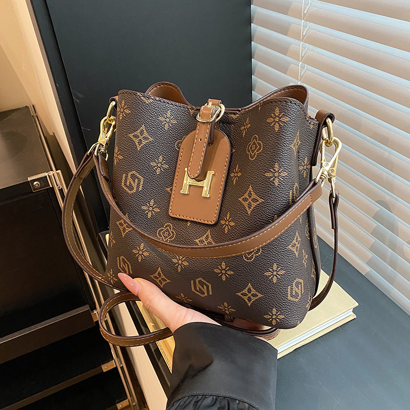 New Korean printed temperament large capacity multi compartment bucket bag versatile and fashionable temperament single shoulder crossbody bag