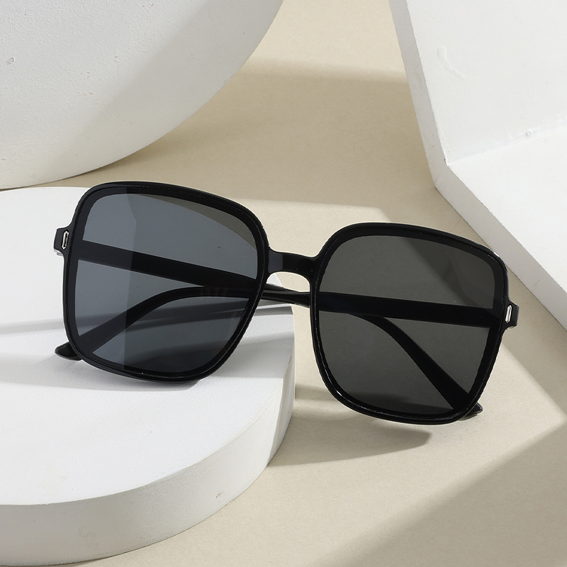 Trendsetting Quad Pack of Contemporary Designer Shades Fashionable Eye Defense