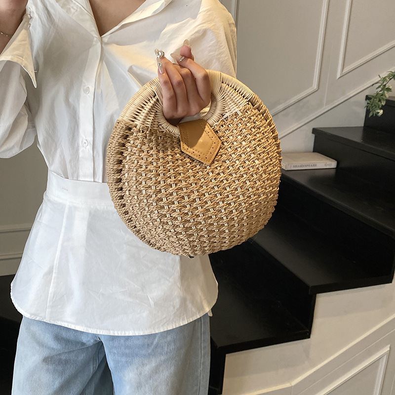 Small niche wicker handbag for women in spring 2025, fashionable casual grass woven beach bag, simple shell bag